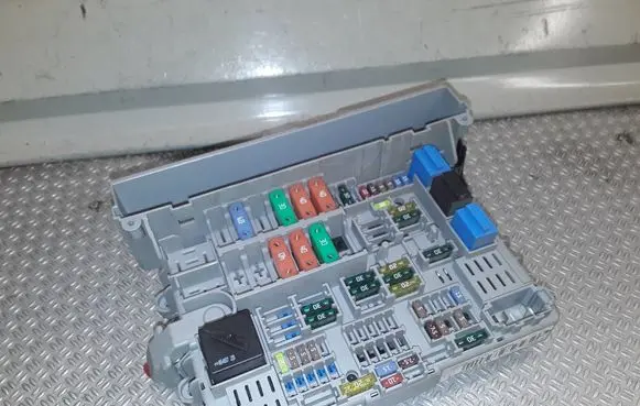 BMW 1 E81 E87 Fuse module 6906621 90103972