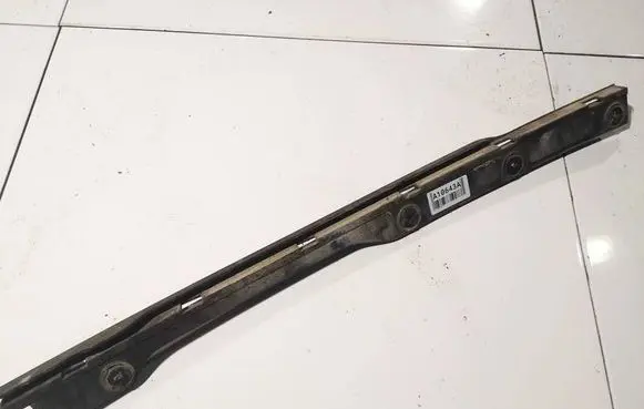 Rear bumper mounting bracket