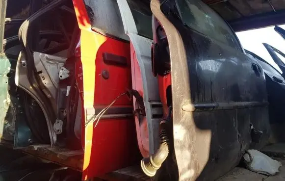 Ford Escort Front door RAUDONOS