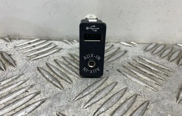 BMW 5 F10 F11 AUX in-socket connector 9237653 84109237653
