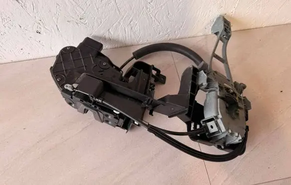 Jaguar XF X250 Front door lock 6W8A21813AD 8X23203A29EE