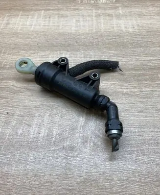 BMW 5 E39 Clutch master cylinder 6758823