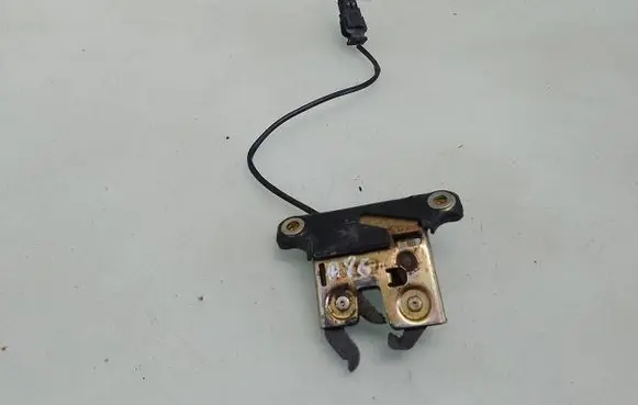 Audi A8 S8 D2 4D Tailgate/trunk/boot lock/catch/latch 827505