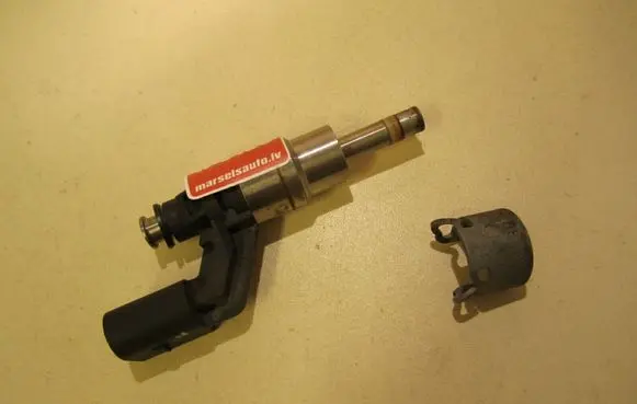 Skoda Octavia Mk2 (1Z) Fuel injector 03C906036A