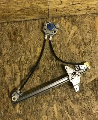 Rear door manual window regulator