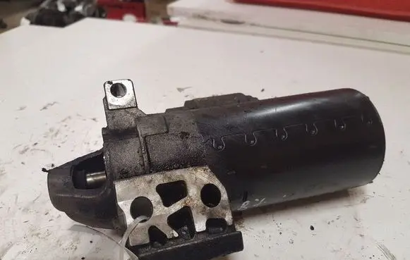 BMW 1 E81 E87 Starter motor 0001139002
