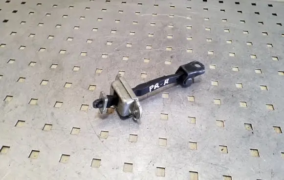 Nissan Qashqai+2 Front door check strap stopper
