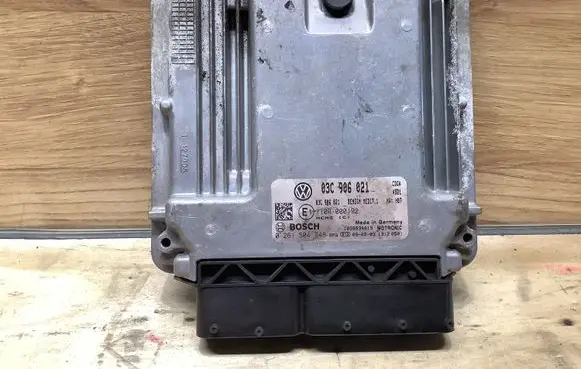 Volkswagen PASSAT B6 Engine control unit/module 03C906021 0261S04448
