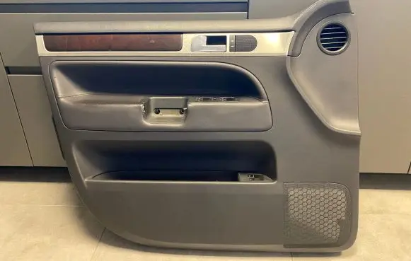 Volkswagen Touareg I Front door card panel trim 7L6867011