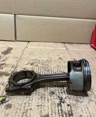 Volvo S40 Piston with connecting rod 83L38