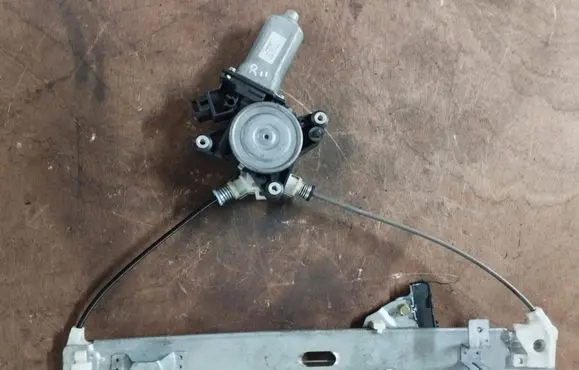 Rear door manual window regulator