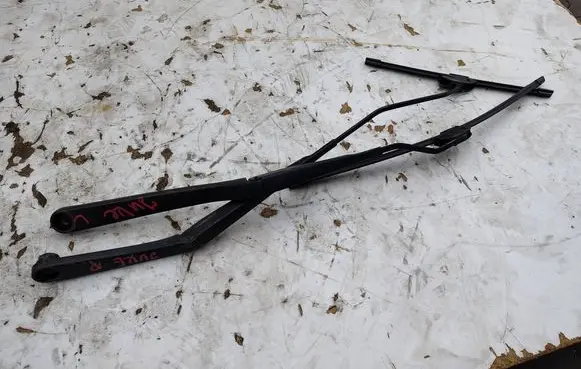 Nissan Juke I F15 Front wiper blade arm 