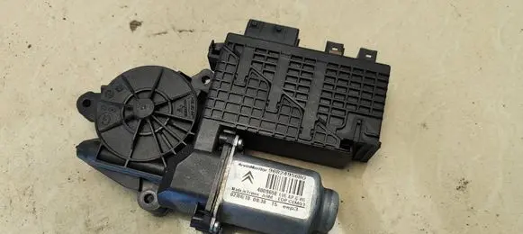 Citroen C4 I Picasso Front door window regulator motor 9682495680 400965E