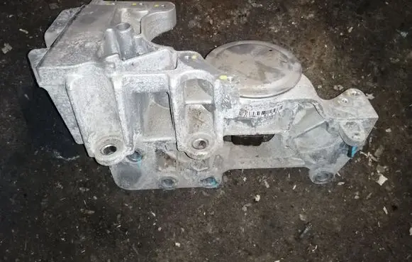 Nissan X-Trail T31 Engine mounting bracket F6628000 68039680