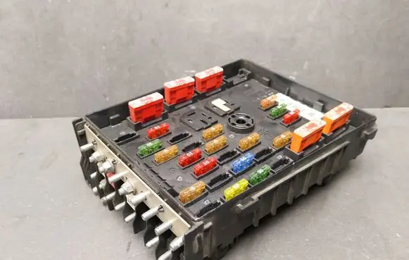 Volkswagen PASSAT B6 Fuse module 3C0937125