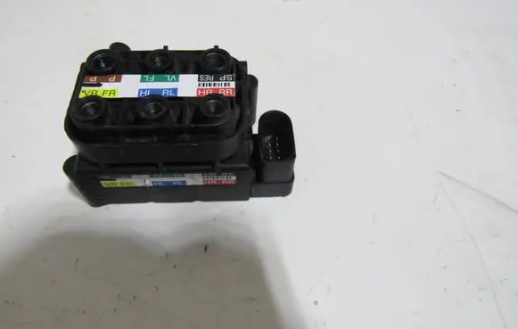 Mercedes-Benz E W213 Air suspension valve block A0993200258 160719 A26723