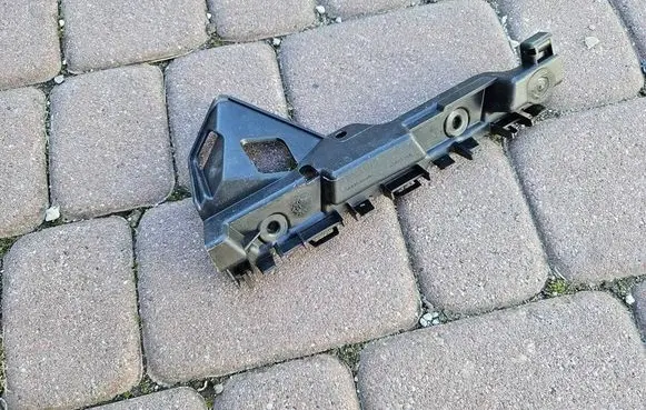 Opel Vivaro Front bumper mounting bracket 622209504R 93463165