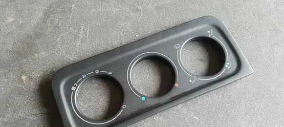 Volkswagen Golf III Climate control/heater control trim 1H6819075