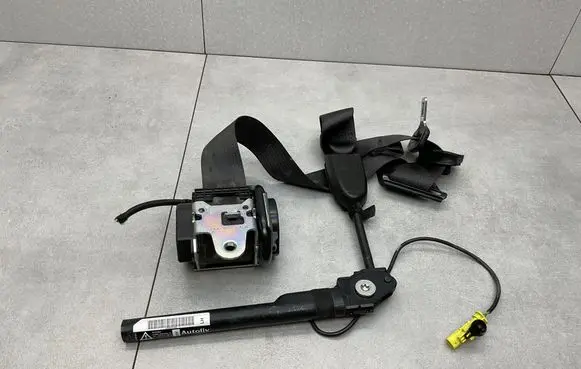 Opel Zafira C Front seatbelt 623097100