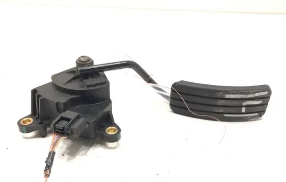 Accelerator throttle pedal