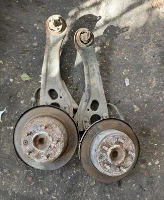 Rear wheel hub spindle/knuckle
