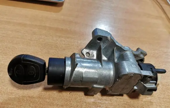 Volkswagen PASSAT B5.5 Ignition lock 4D0905851E