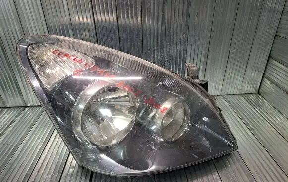 Toyota Corolla Verso AR10 Headlight/headlamp P7106R