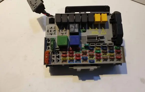 Opel Zafira A Fuse module 24431677
