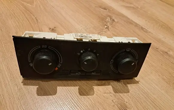 Skoda Fabia Mk2 (5J) Climate control unit 5J0820045 H2242002 6870004