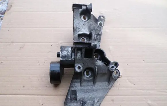 Renault Megane III Generator/alternator bracket 8200669495