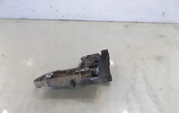 Mazda 2 Engine mounting bracket