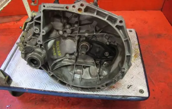 Peugeot 206 Manual 5 speed gearbox 20CN38