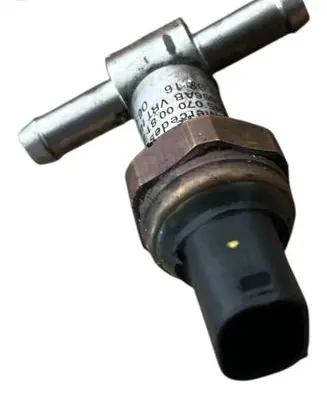 Mercedes-Benz A W176 Fuel pressure sensor a6450700081