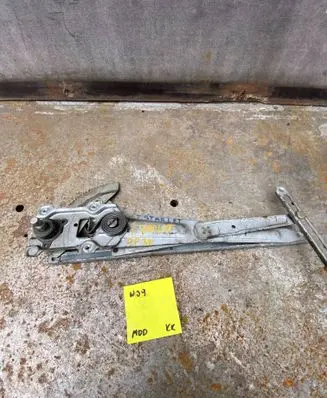 Toyota Starlet (P90) V Front door manual window regulator 