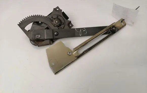 Rear door manual window regulator