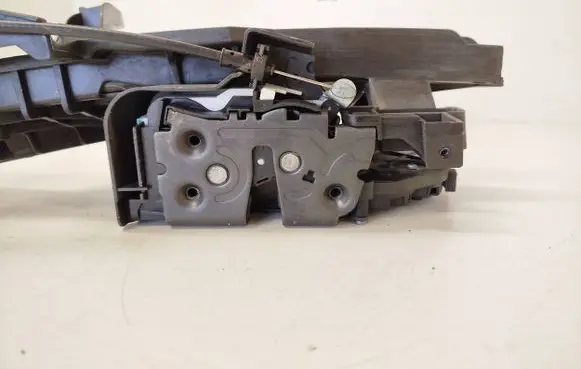 Volvo V70 Front door lock 30661073