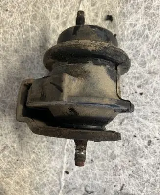 Nissan Patrol Y61 Engine mount bracket