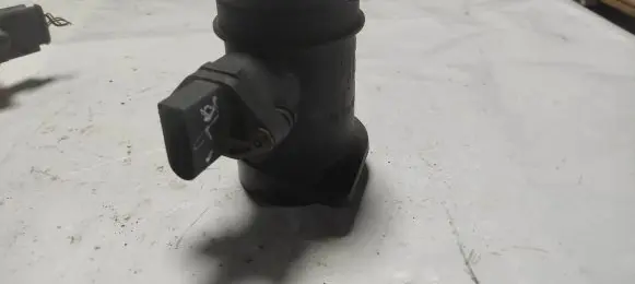 Volkswagen PASSAT B4 Mass air flow meter 028906461 0281002216