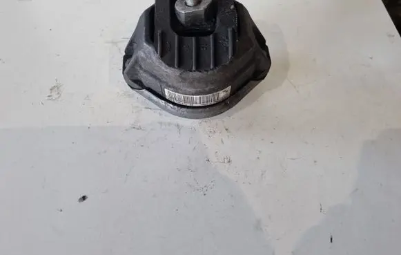 BMW 5 E60 E61 Engine mount bracket 6769874