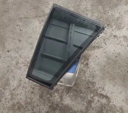 BMW 5 E39 Rear vent window glass 