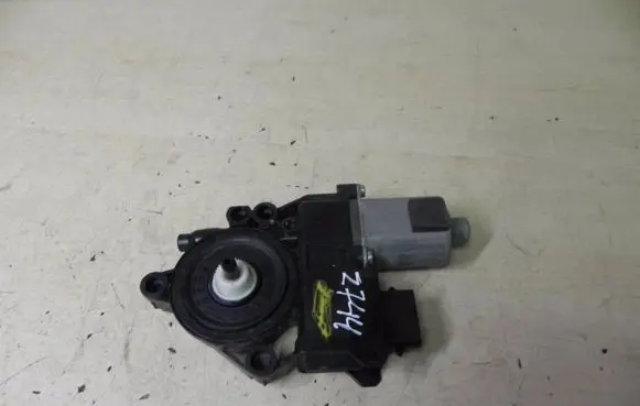 Hyundai i40 Front door window regulator motor Z744