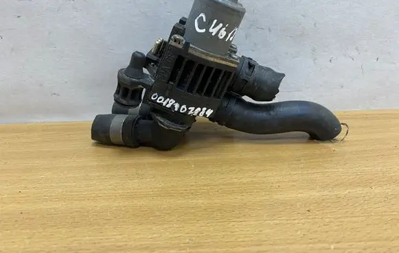 Mercedes-Benz E W210 Coolant heater control valve 0018307884 C4613