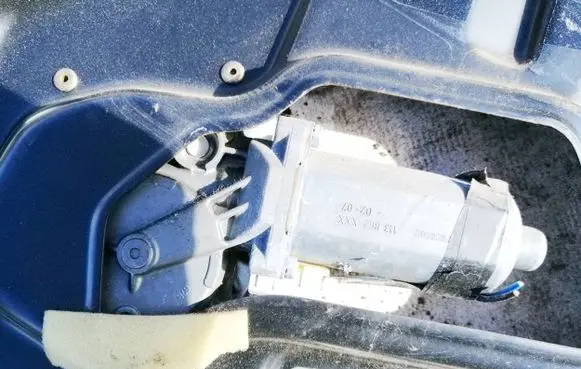Volkswagen II LT Front door window regulator motor 0130821734 113862-xxx