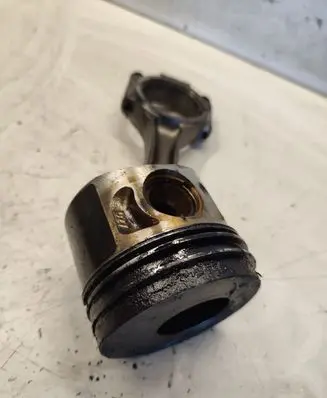Volkswagen Touran I Piston with connecting rod