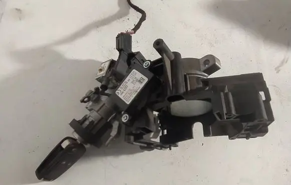Opel Astra J Ignition lock 25799293