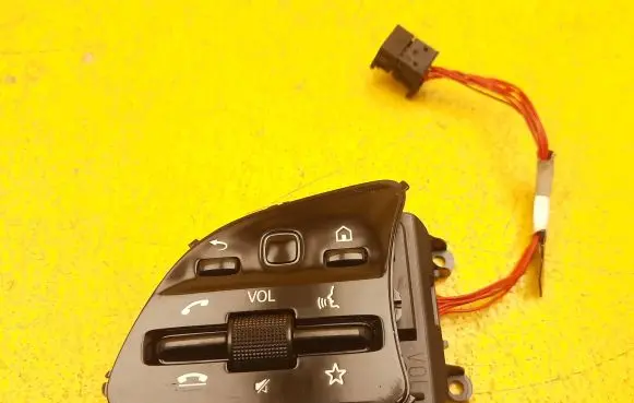 Steering wheel buttons/switches