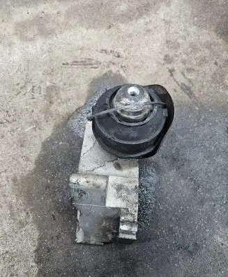 Volvo V70 Engine mount bracket 8683293