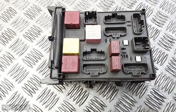 Renault Espace IV Fuse module 8200447438