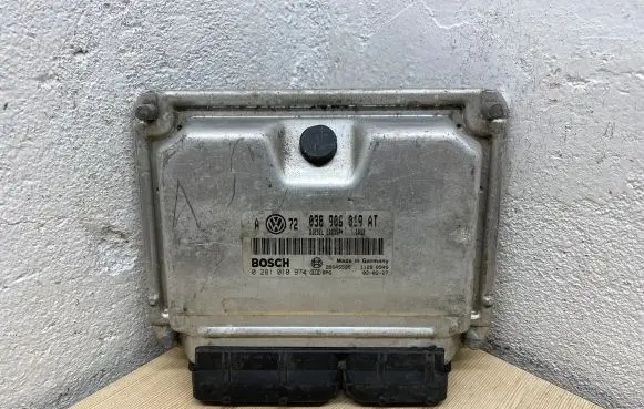Volkswagen Golf IV Engine control unit/module 038906019AT 28SA5595 0281010974