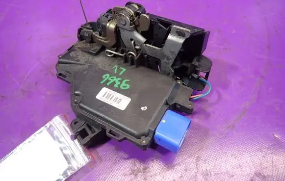 Skoda Octavia Mk2 (1Z) Front door lock 